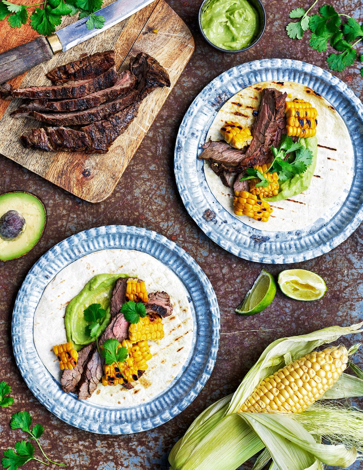 Flapsteak med tortilla, majs och guacamole