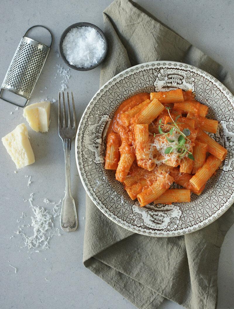Pasta med krämig tomat­sås med vodka och rostad paprika