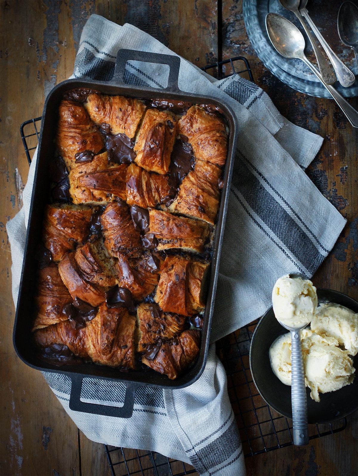 Bröd­pudding med croissanter och choklad