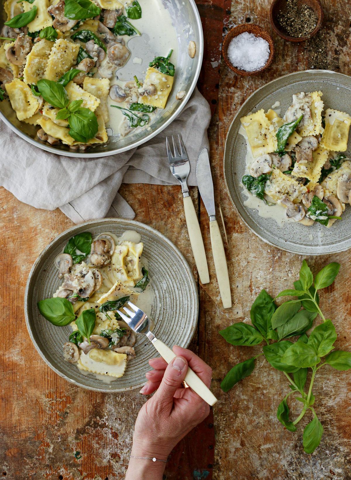 Krämig ravioli med spenat, champinjoner och basilika