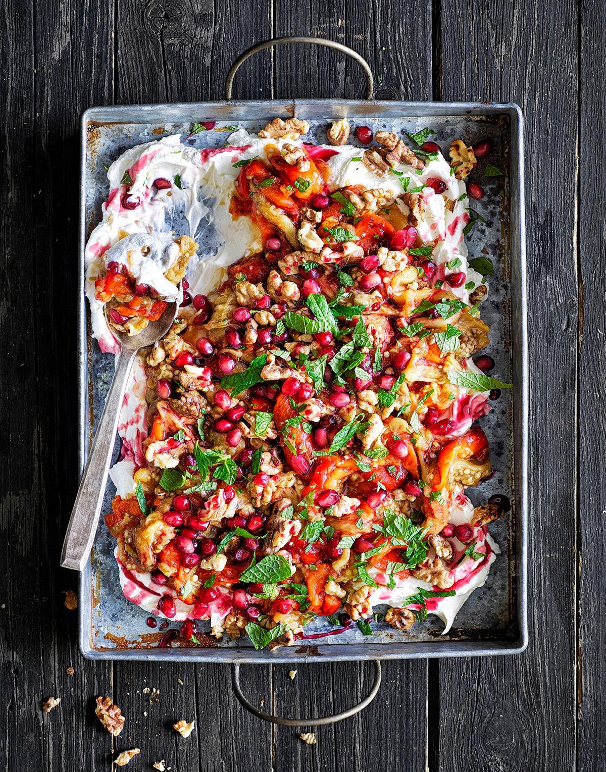 Grillad aubergine och paprika med labneh, granatäpplen och valnötter