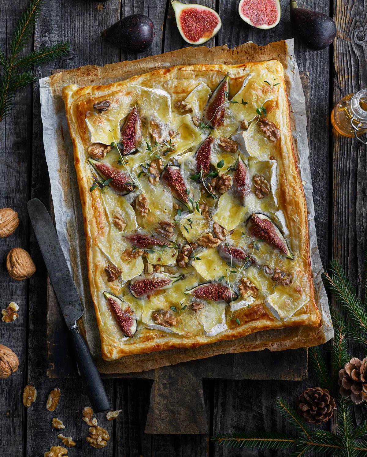 Smördegsgalette med fikon, brie, valnötter och honung