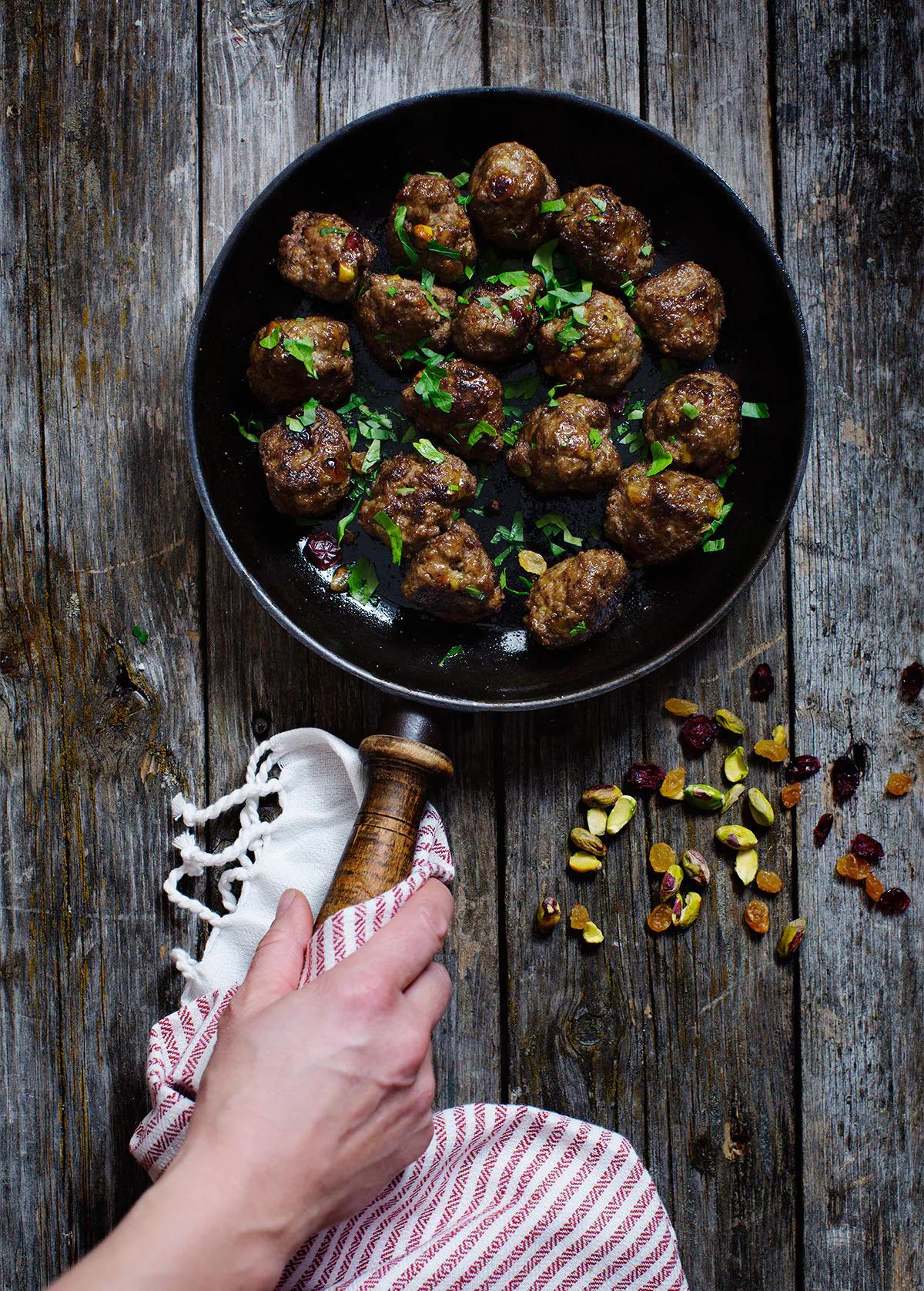 Kryddiga köttbullar med pistagenötter, russin och tranbär 