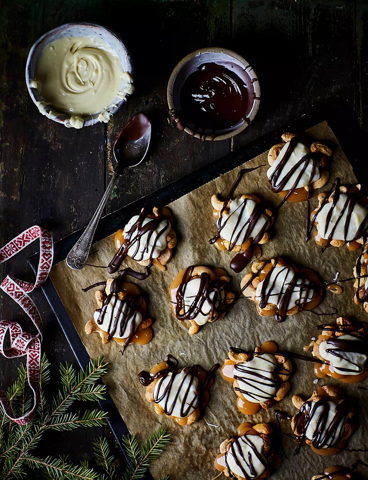 Cashew- och karamell ”clusters” med choklad 