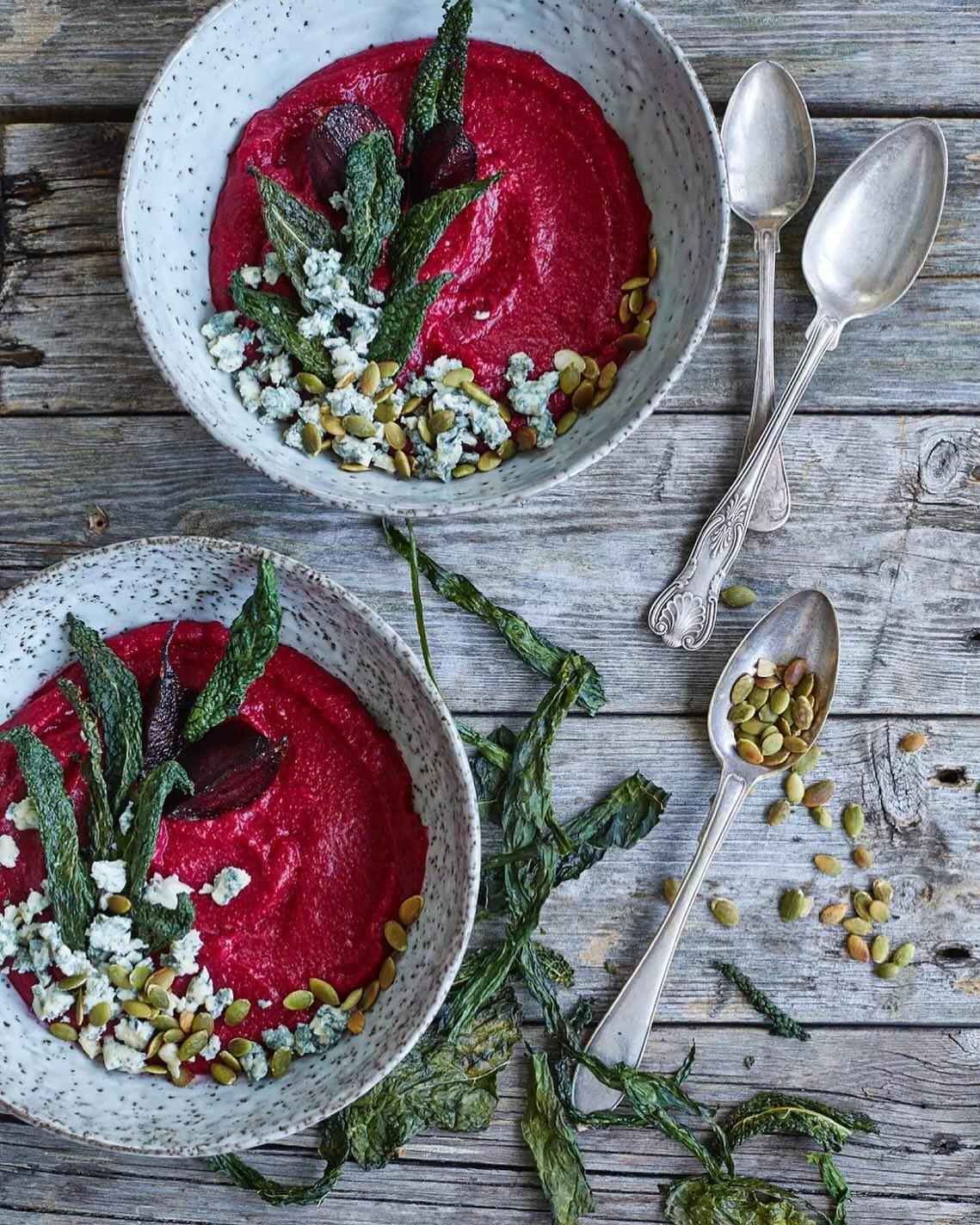 Rödbets­polenta ”bowl” med ädelost, pumpa­kärnor och svartkåls­chips