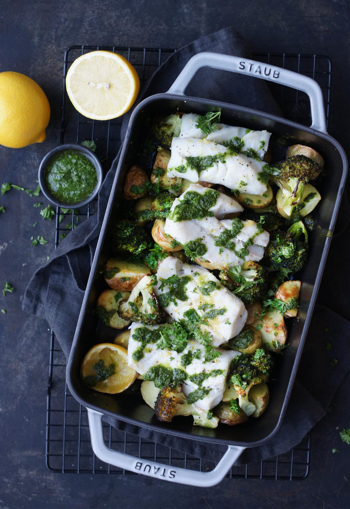 Ugnsbakad torsk med potatis och broccoli