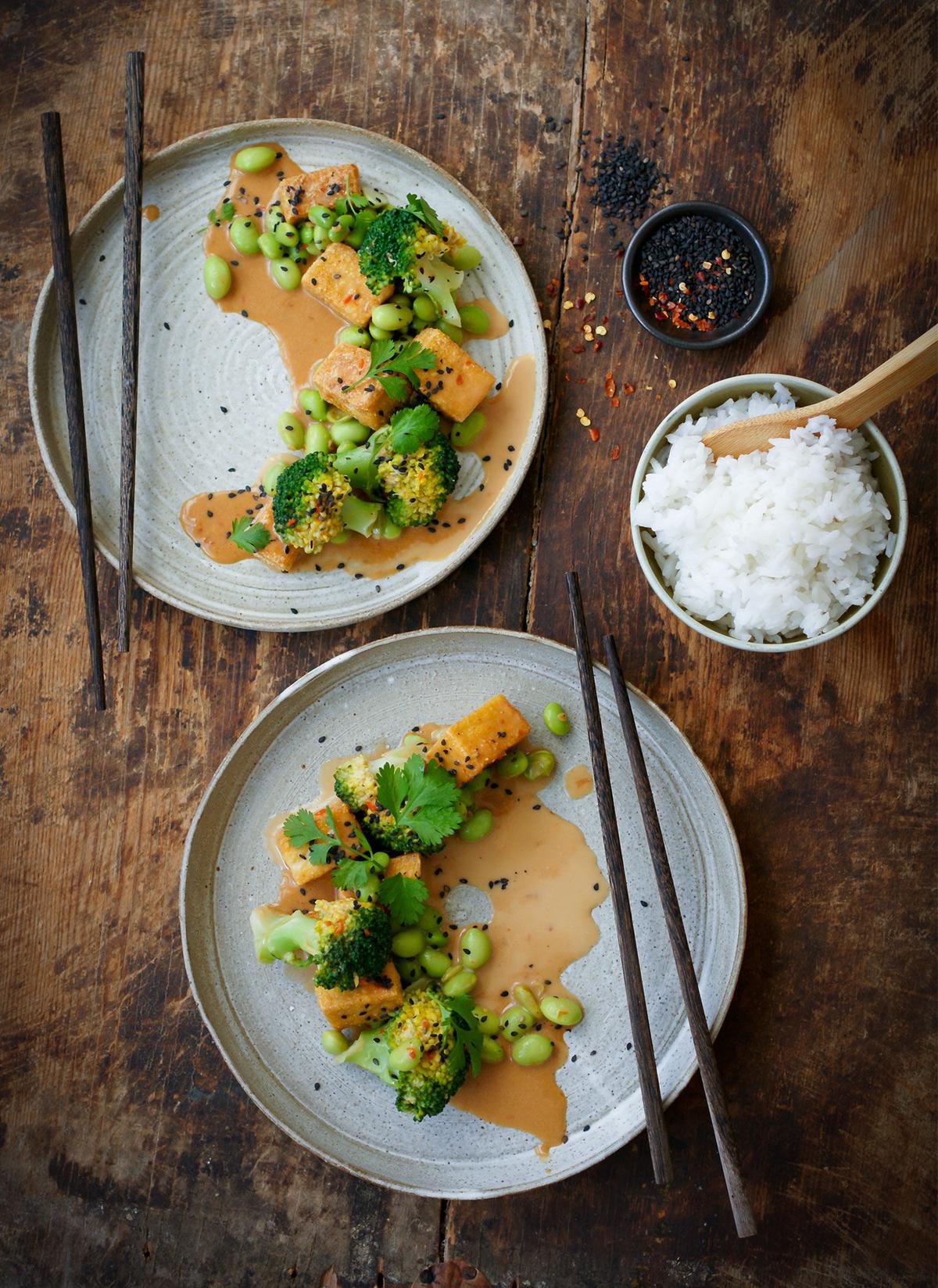Polenta­panerad tofu, broccoli och sojabönor med citron- och sesamssås