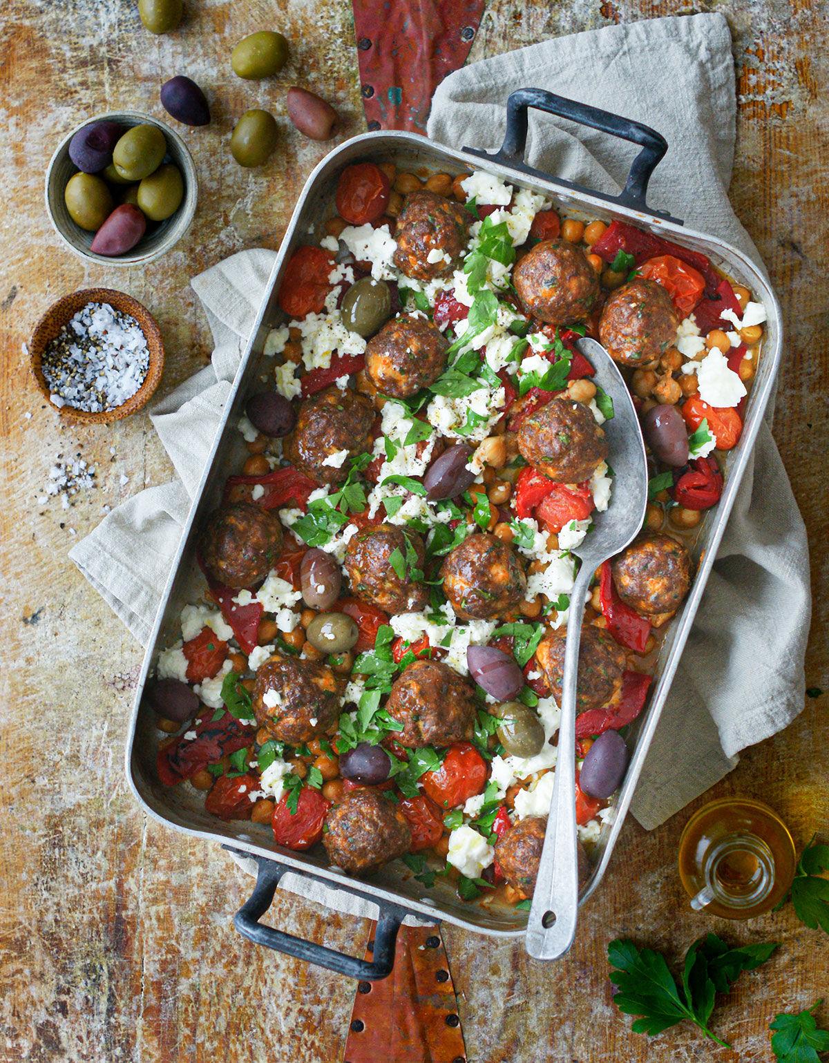 Allt-i-ett köttbullar med harissa, kikärtor, körsbärs­tomater, oliver och feta
