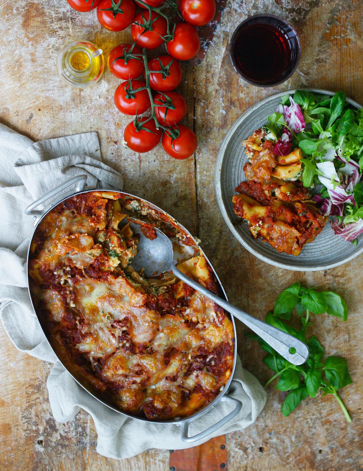 Cannelloni med ricotta- & spenatröra och tomatsås